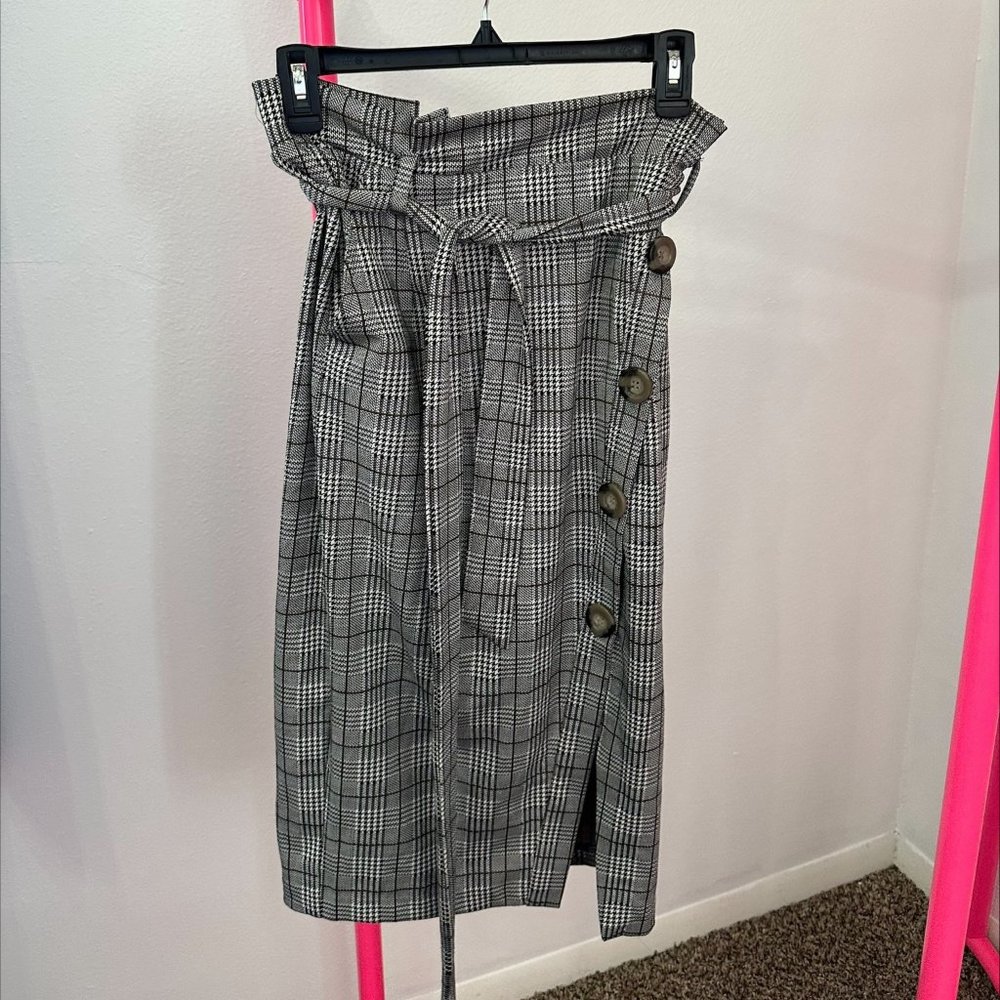 LULUS BUTTON UP SKIRT SIZE MEDIUM